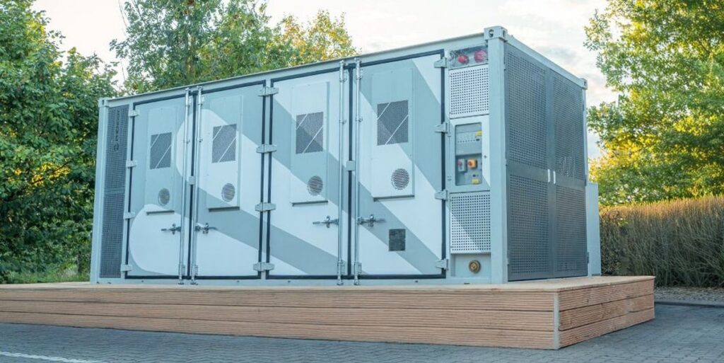 Der Natrium-Ionen-Speicher hat eine Leistung von 400 Kilowatt. Die Kapazität liegt bei knapp einer Megawattstunde. (Bild: Phenogy)